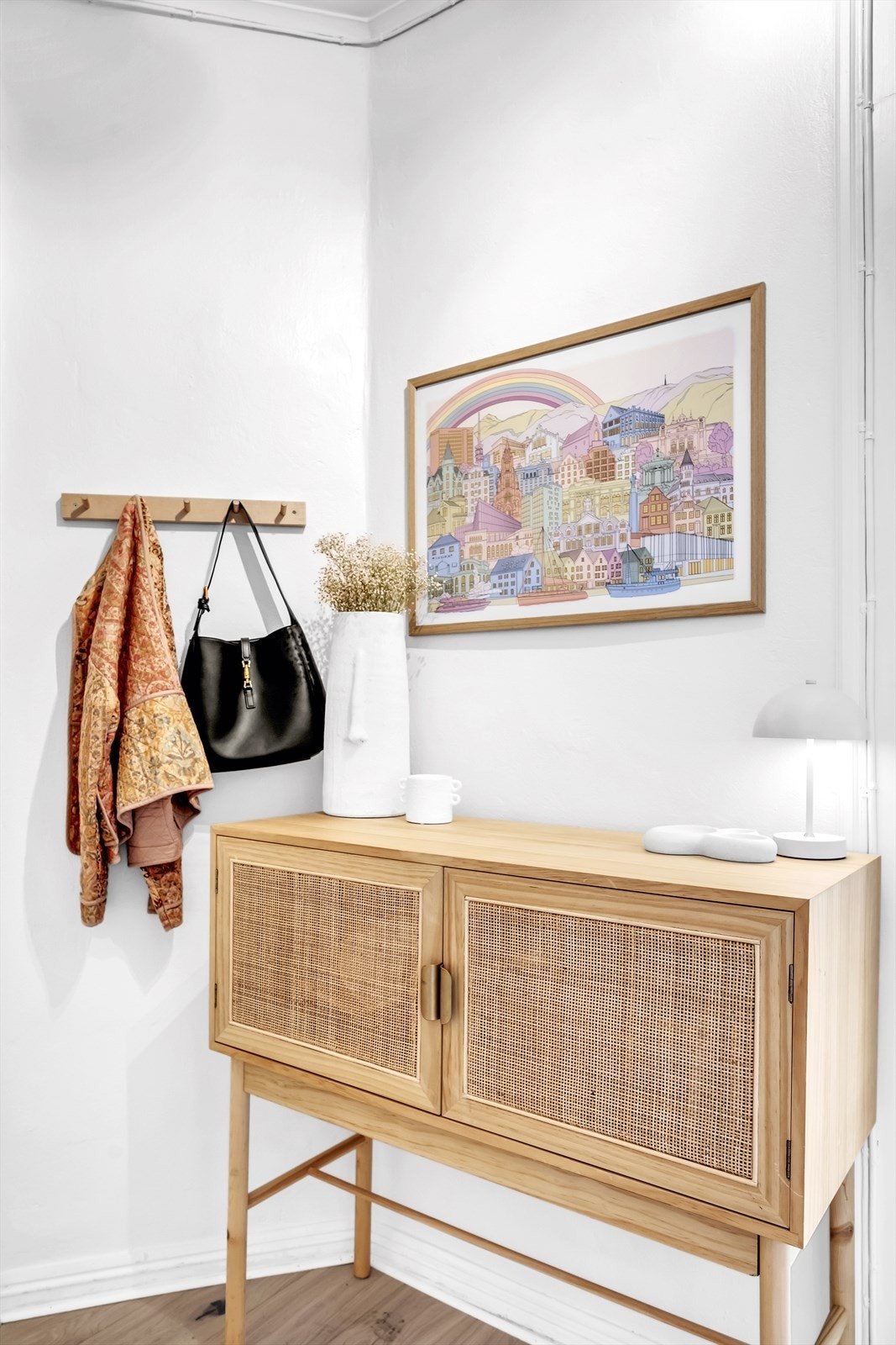 Det er plass til knagger og skohylle for oppbevaring av yttertøy Galleribilde