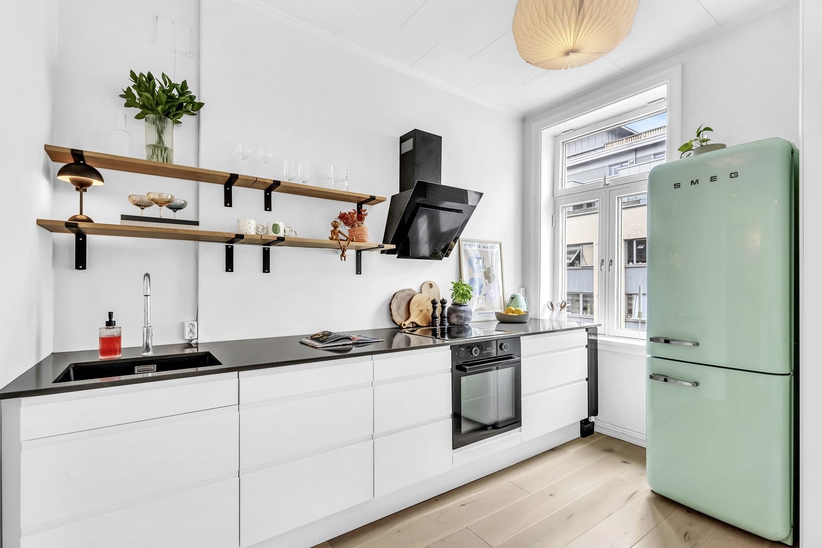 Det er integrerte hvitevarer som består av platetopp, stekeovn og oppvaskmaskin samt kullfilterventilator Galleribilde