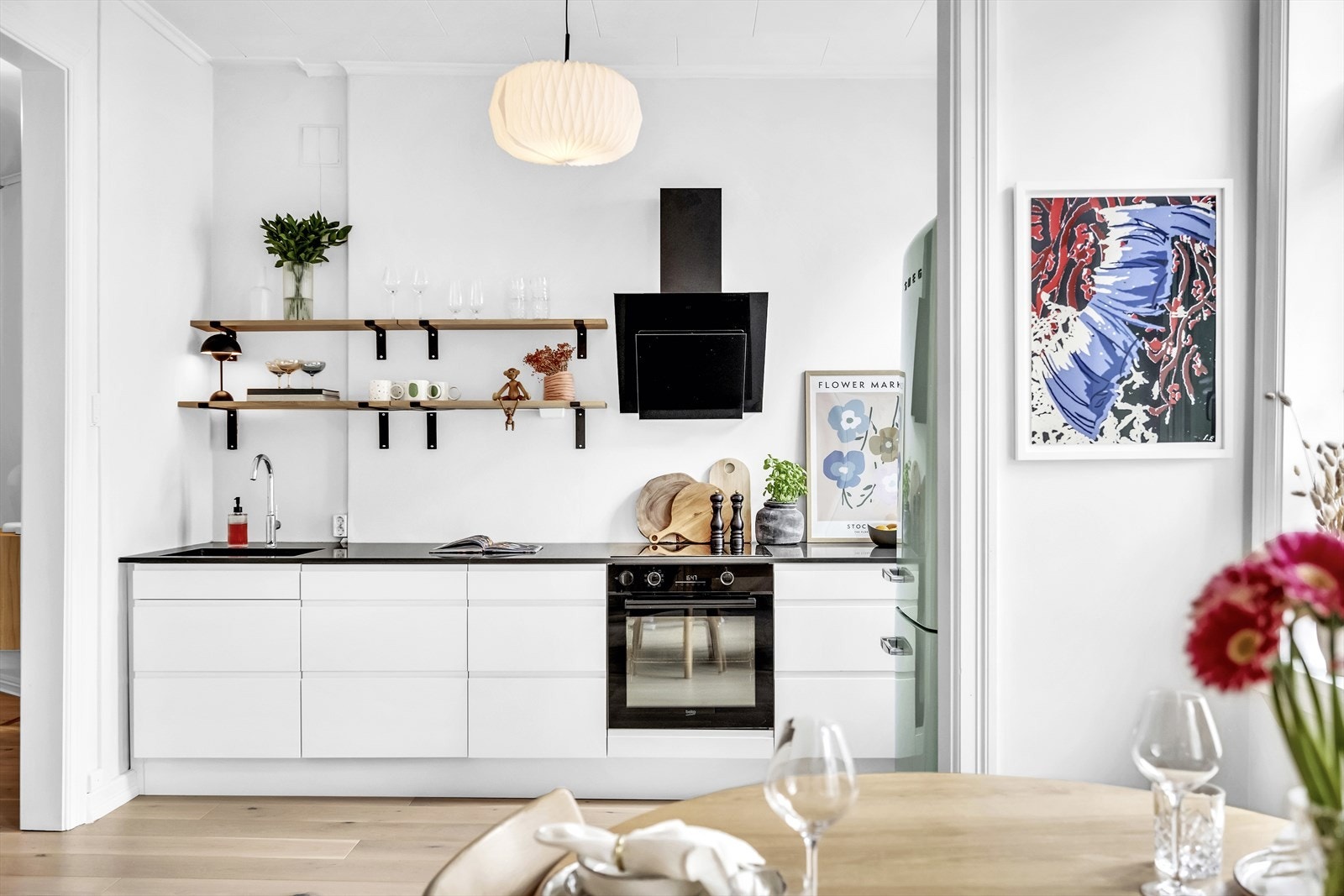 Stilig innredning med glatte fronter og benkeplate i stein Galleribilde