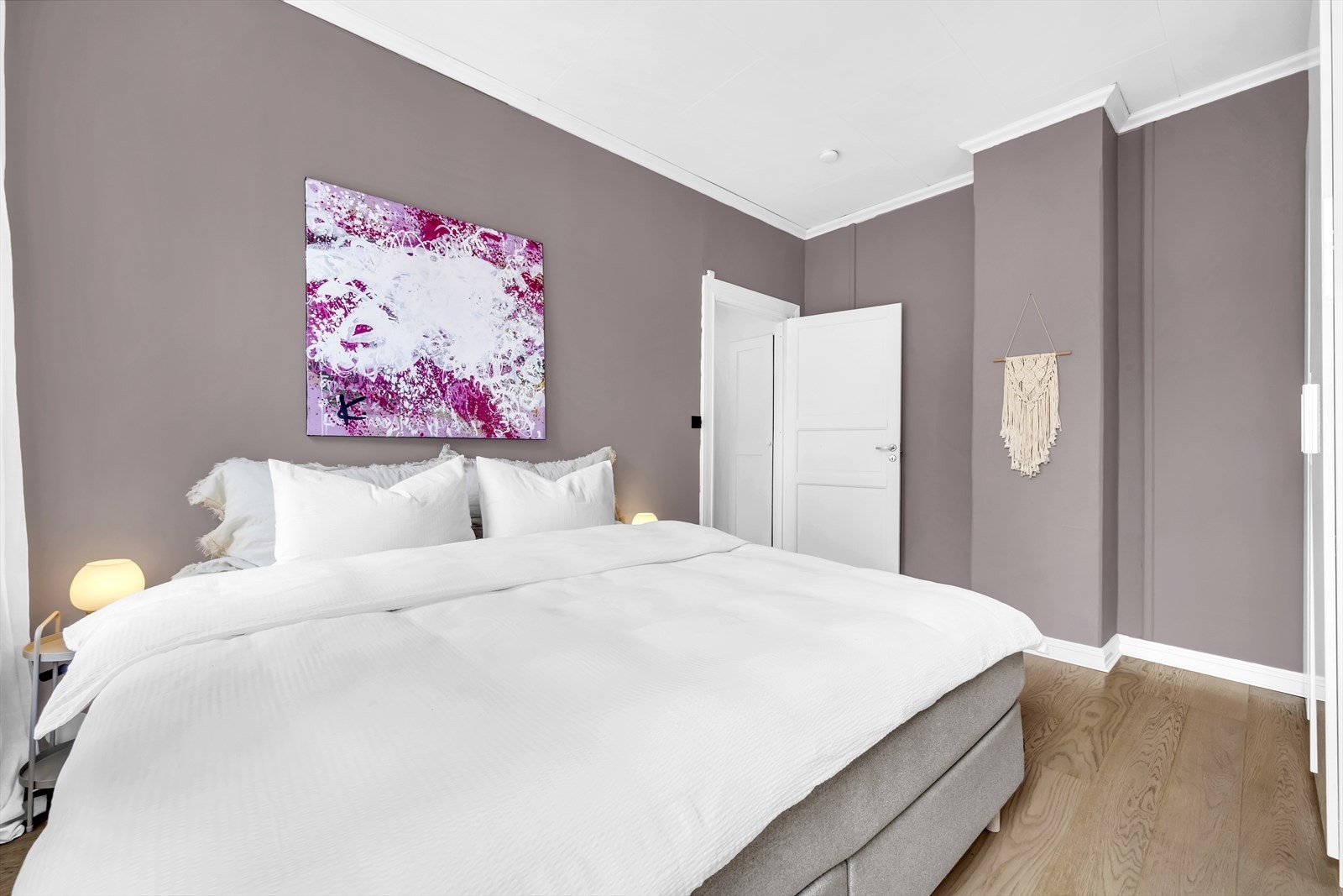 På soverommet er det plass til 180-seng, nattbord og garderobeskap Galleribilde