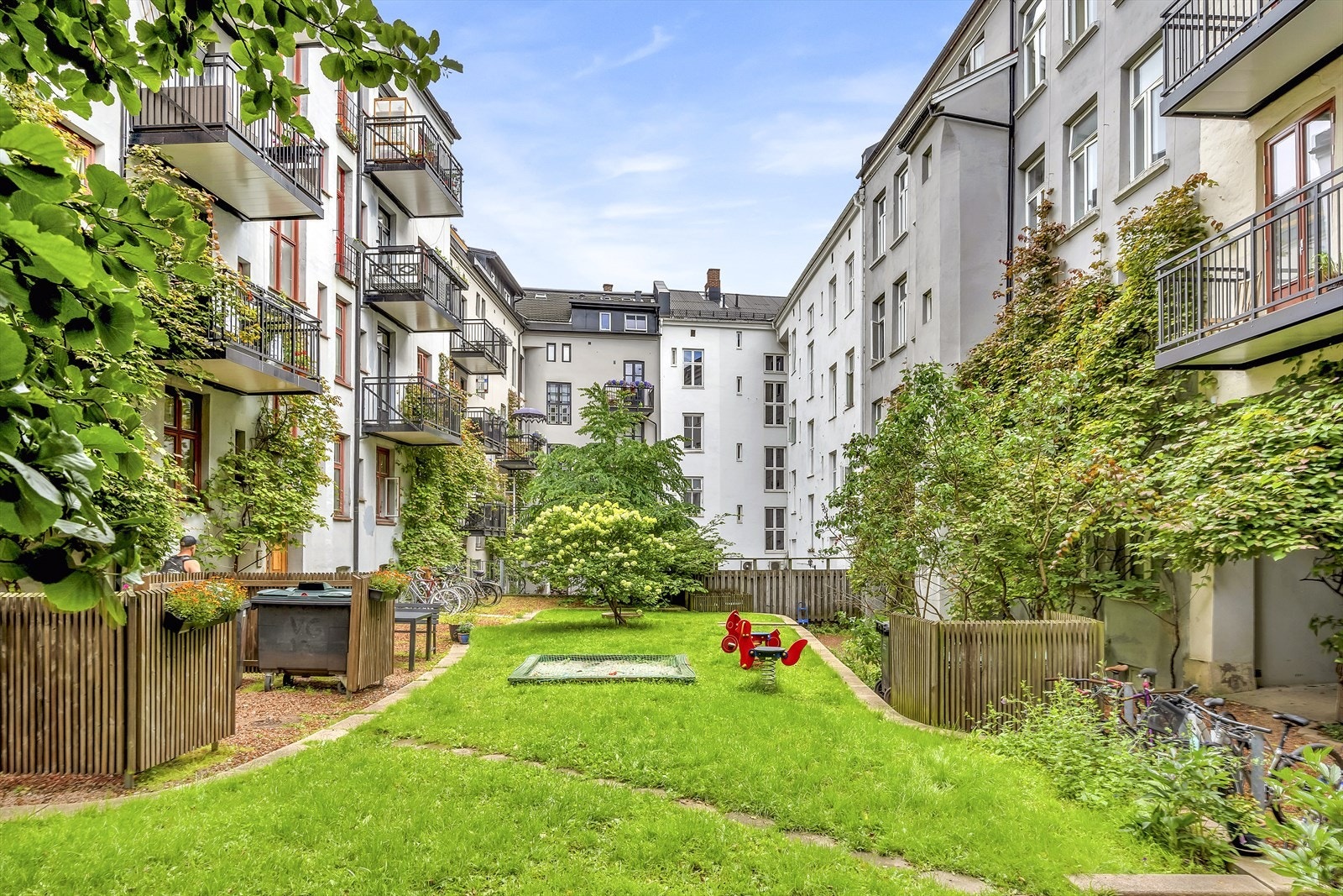 Her er det flere sittegrupper, sykkelparkering og lekeapparater for de minste Galleribilde