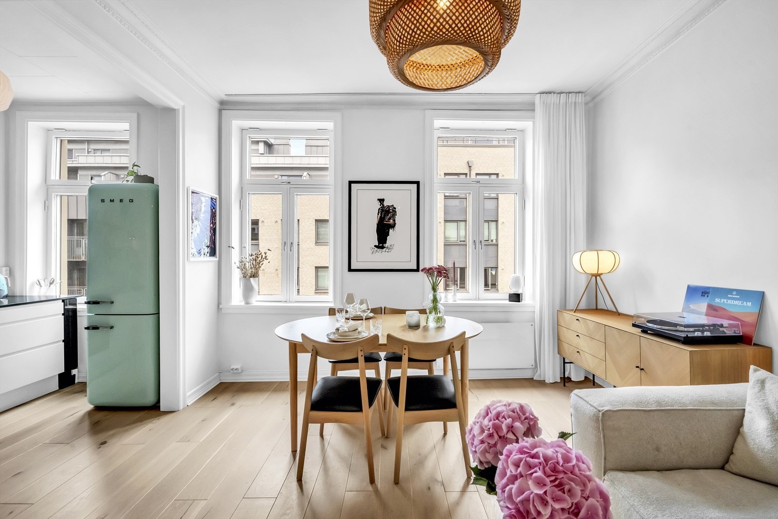 Ved kjøkkenet er det plass til langbord - perfekt for sosiale sammenkomster Galleribilde