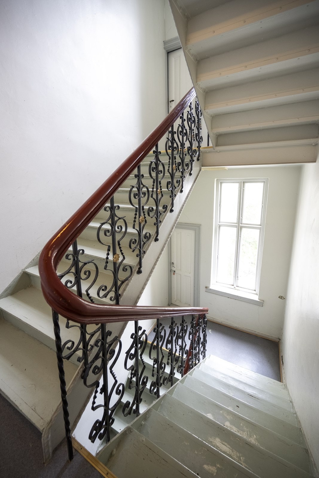 Flott trappeløp i oppgangen Galleribilde