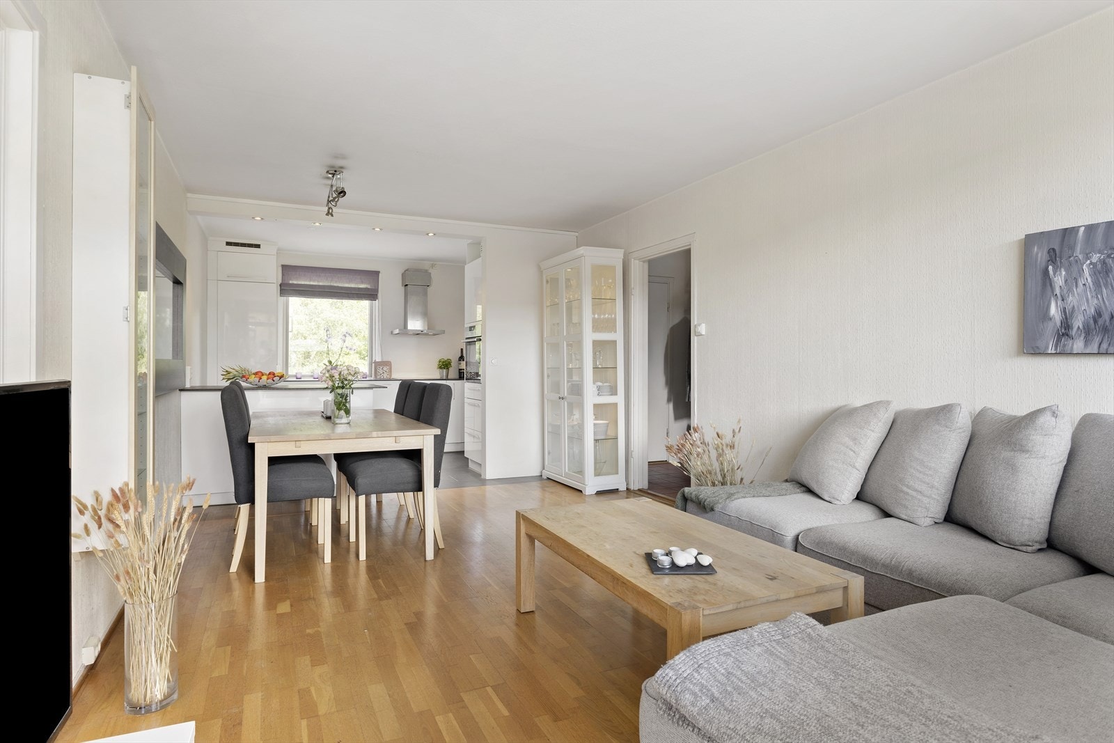 Gjennomgående leilighet med romslig og åpen kjøkkenløsning mot stue Galleribilde