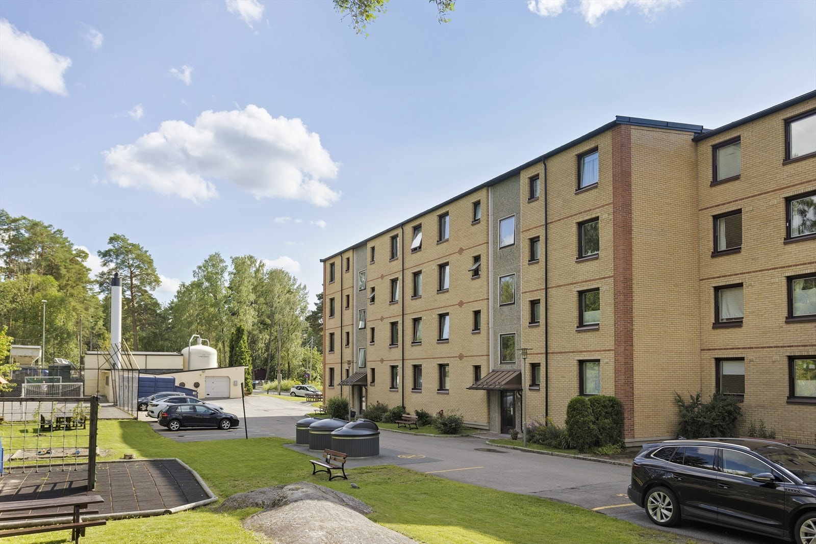 Veldrevet borettslag med blant annet fine grøntarealer, lekearealer, sittegrupper og ballbane Galleribilde