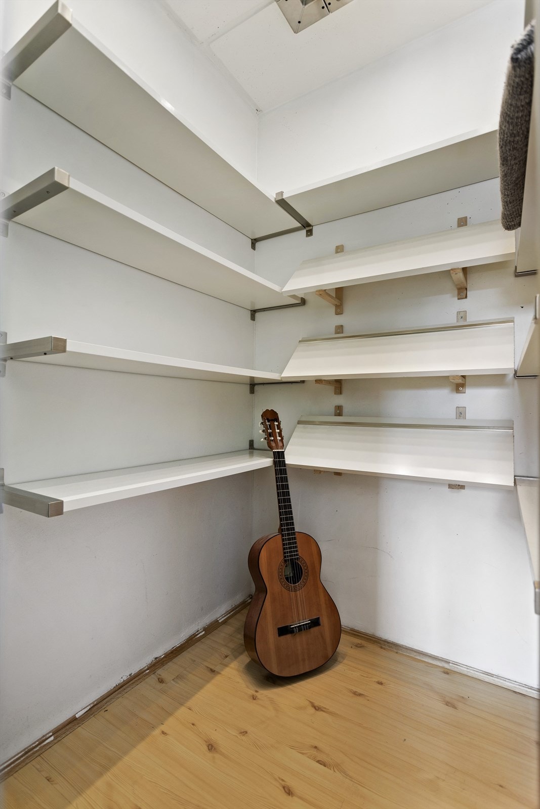 Walk in closet på soverom Galleribilde