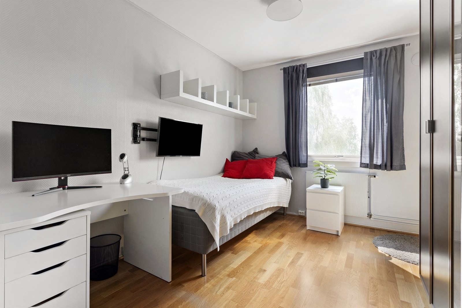 Soverom 2 med garderobe og plass til dobbeltseng Galleribilde