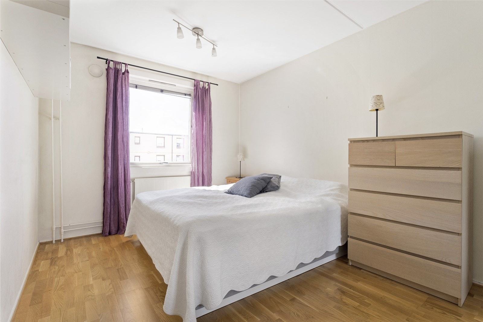 Hovedsoverom inn fra stue med god plass til garderobe og dobbeltseng Galleribilde