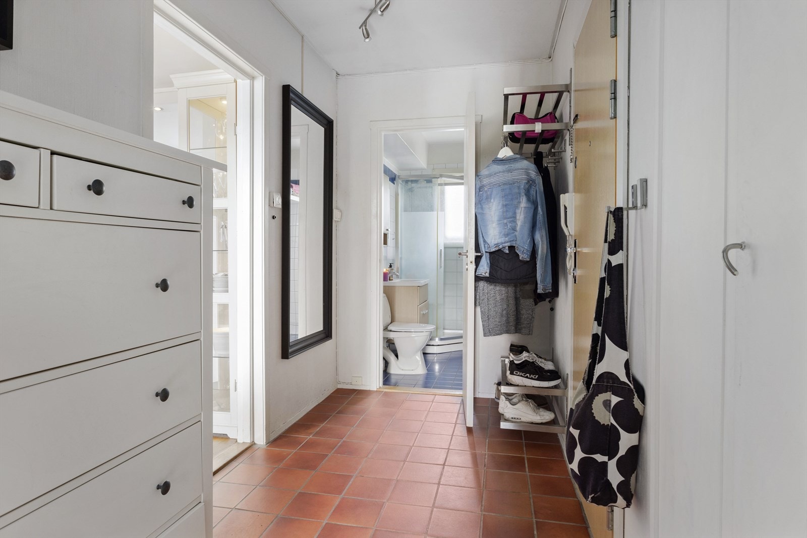 Praktisk, flislagt entré med skoskap og klesoppheng og innvendig bod. Galleribilde