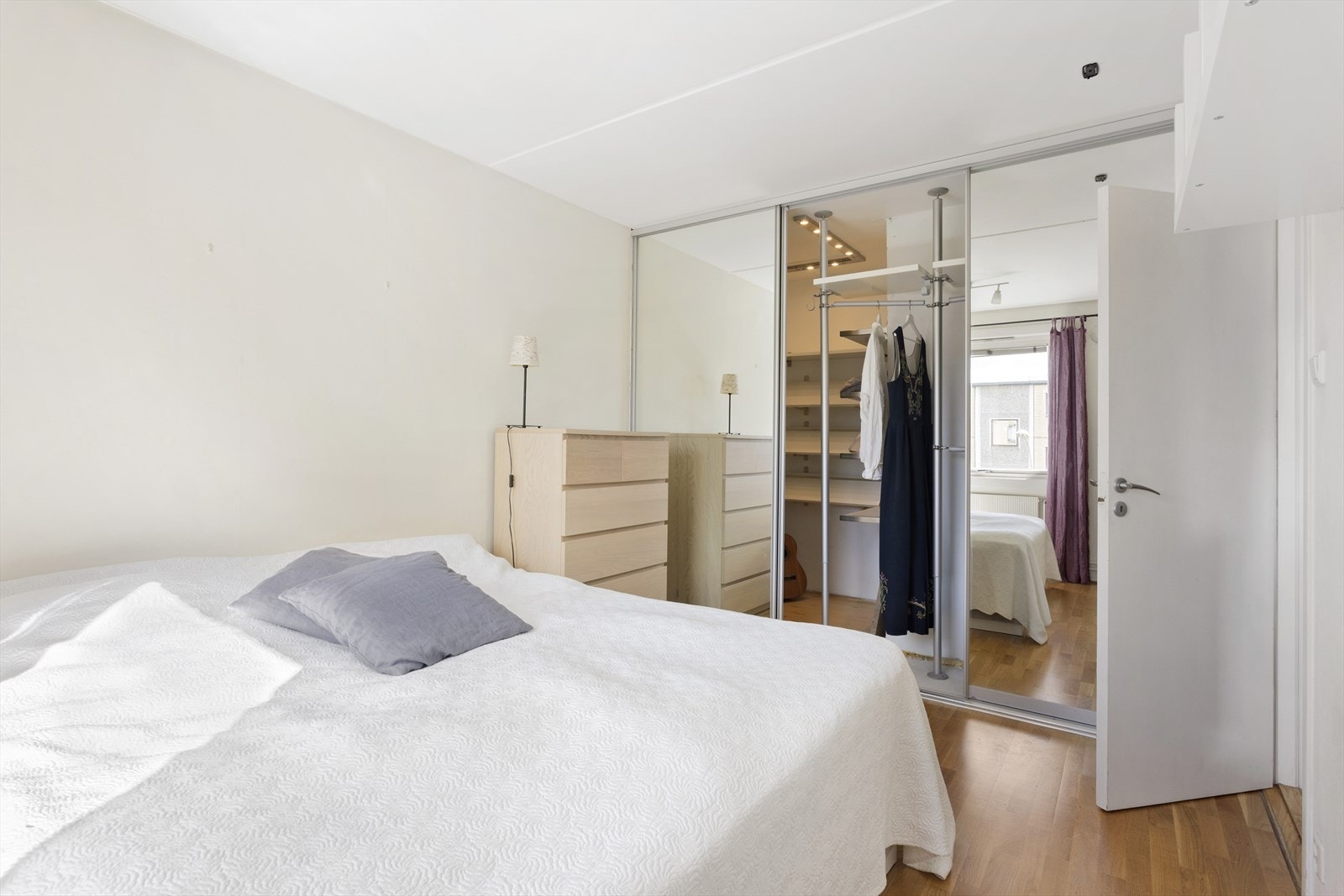 Godt med oppbevaring i skyvedørgarderobe, i tillegg er det innvendig bod i leilighet samt bod i kjeller Galleribilde