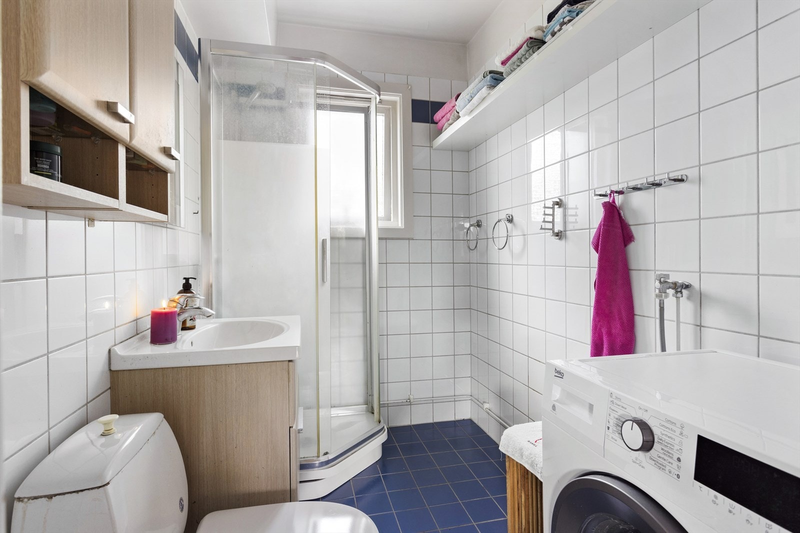 Flislagt bad med varmekabler i gulv. Opplegg for vaskemaskin. Det er i tillegg fellesvaskeri i borettslaget. Galleribilde