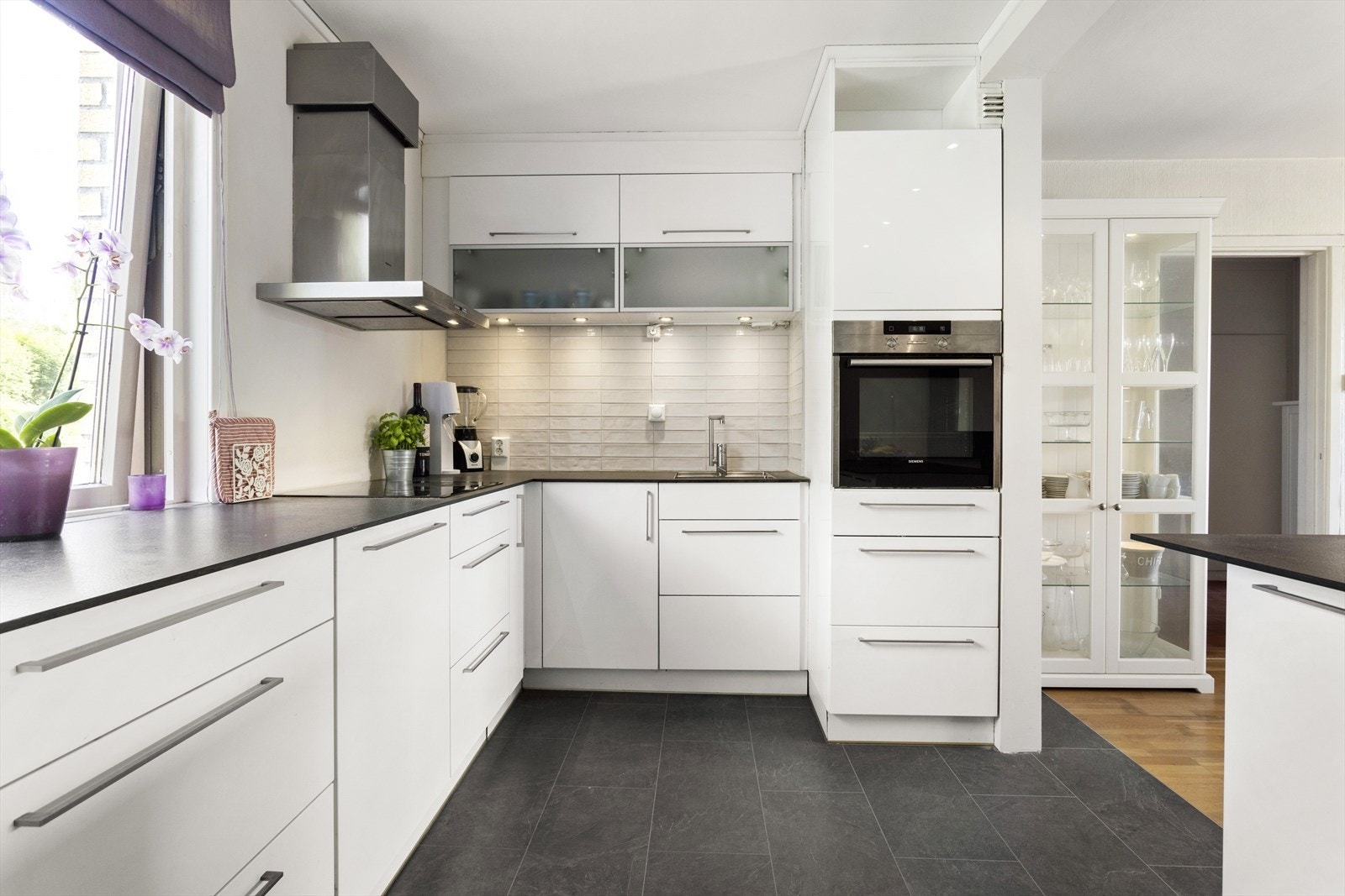 Integrert stekeovn, platetopp, oppvaskmaskin og kombinert kjøleskap og fryser. Veggmontert ventilator med kullfilter Galleribilde