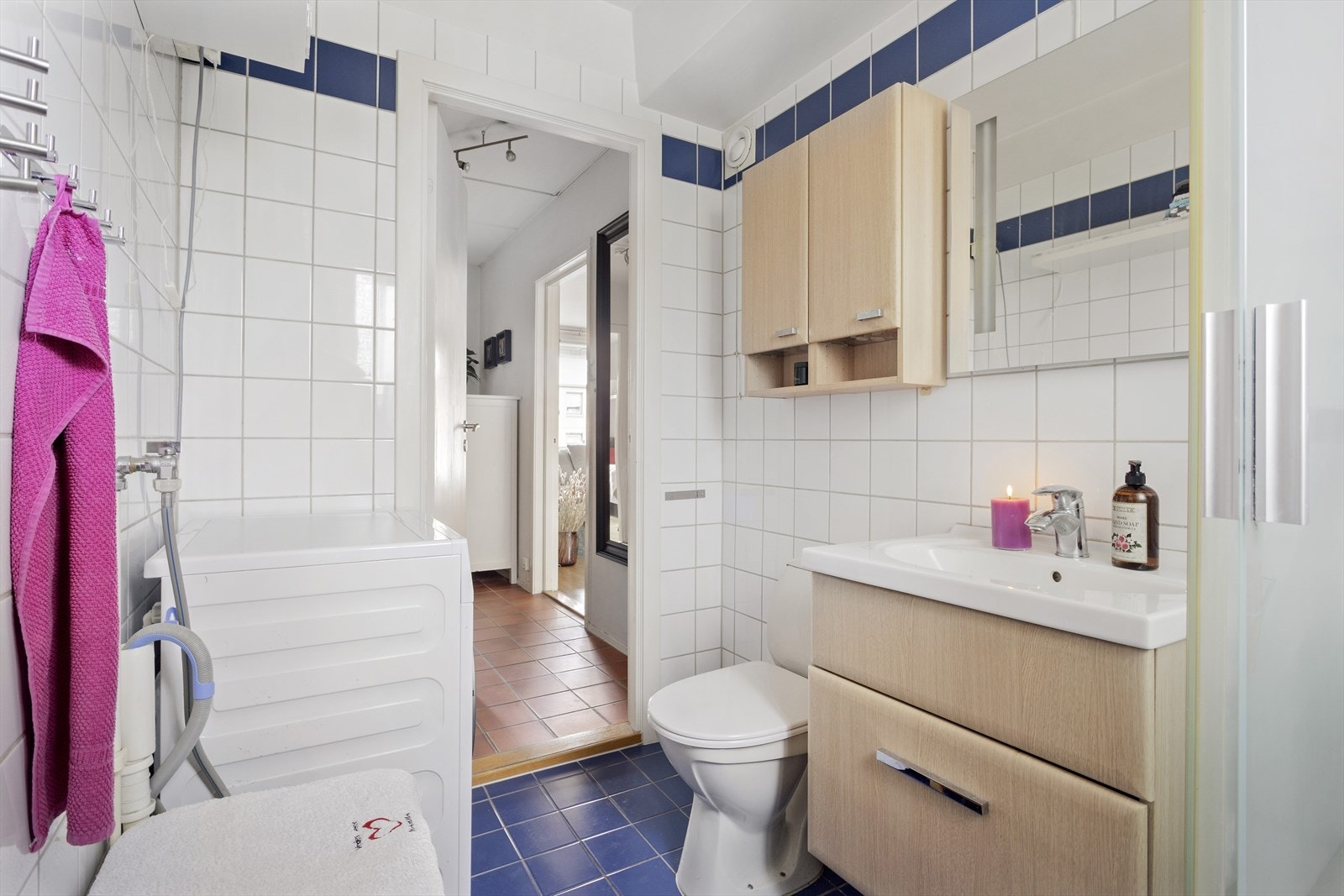 Innredet med veggskap, servant med skuff, hyller, toalett og dusj. Avtrekk via mekanisk anlegg Galleribilde