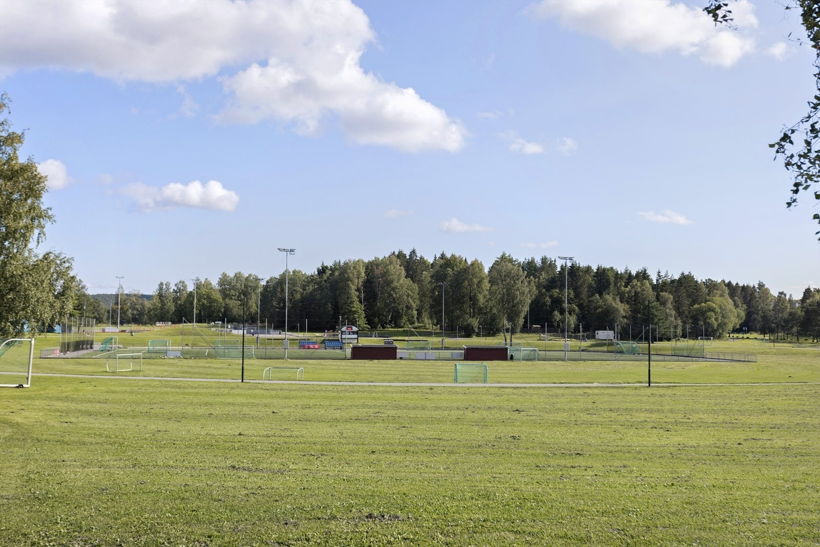 Haraløkka idrettspark ca. 300 meter fra boligen Galleribilde
