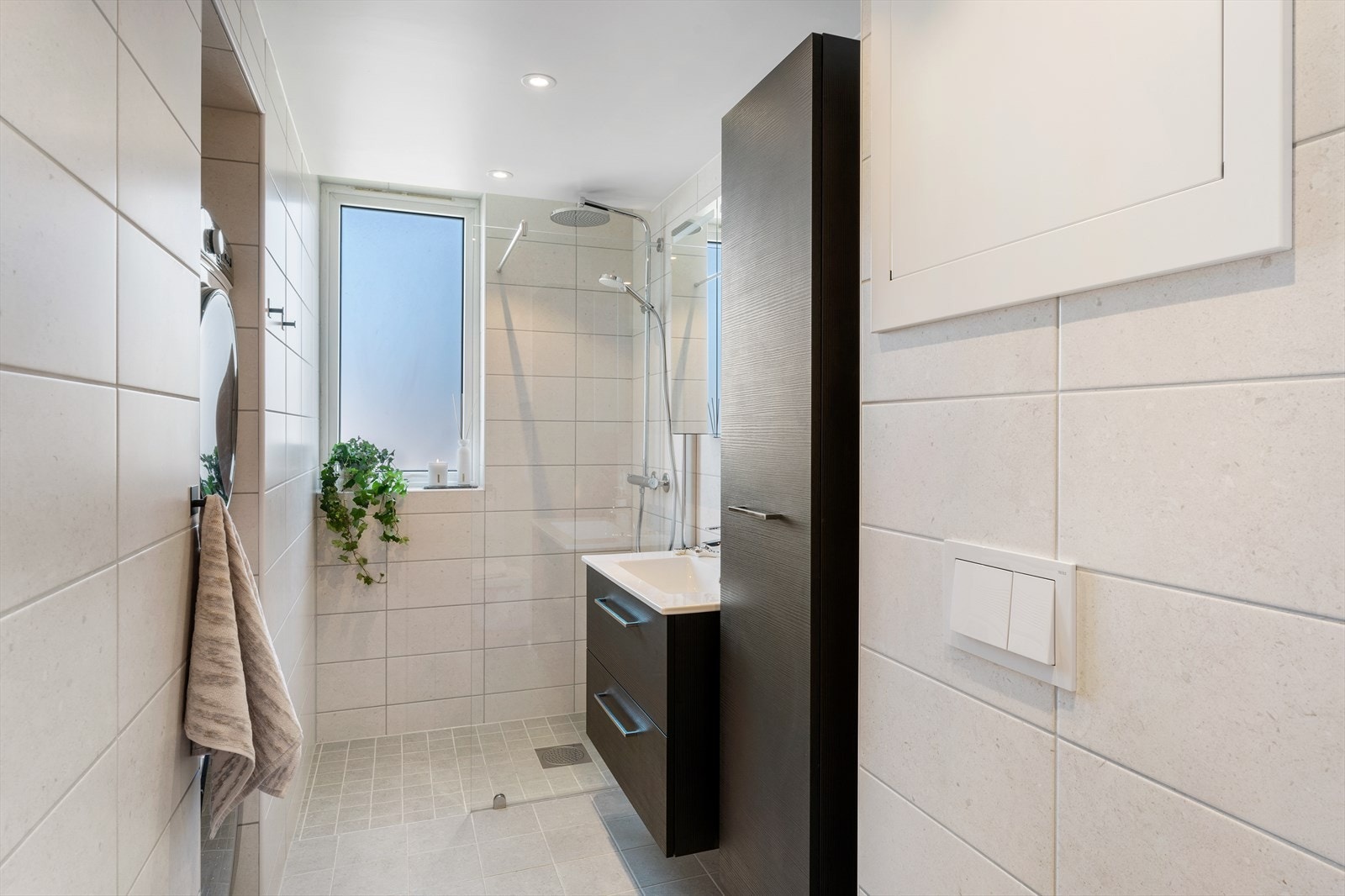 - Badet ble totalrenovert i regi av borettslaget i 2024 og innehar dermed tidsriktige farge- og materialvalg - Galleribilde