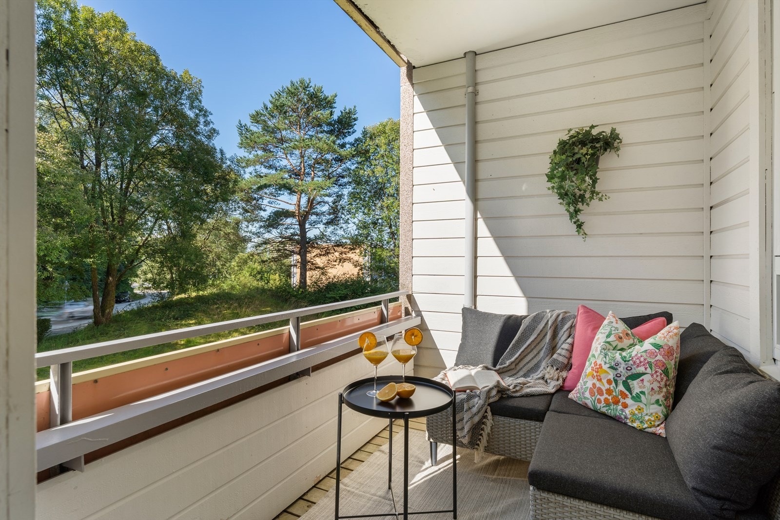 - Herlig balkong på 5m² hvor solen kan nytes fra ca. kl. 10-17 midtsommers - Galleribilde