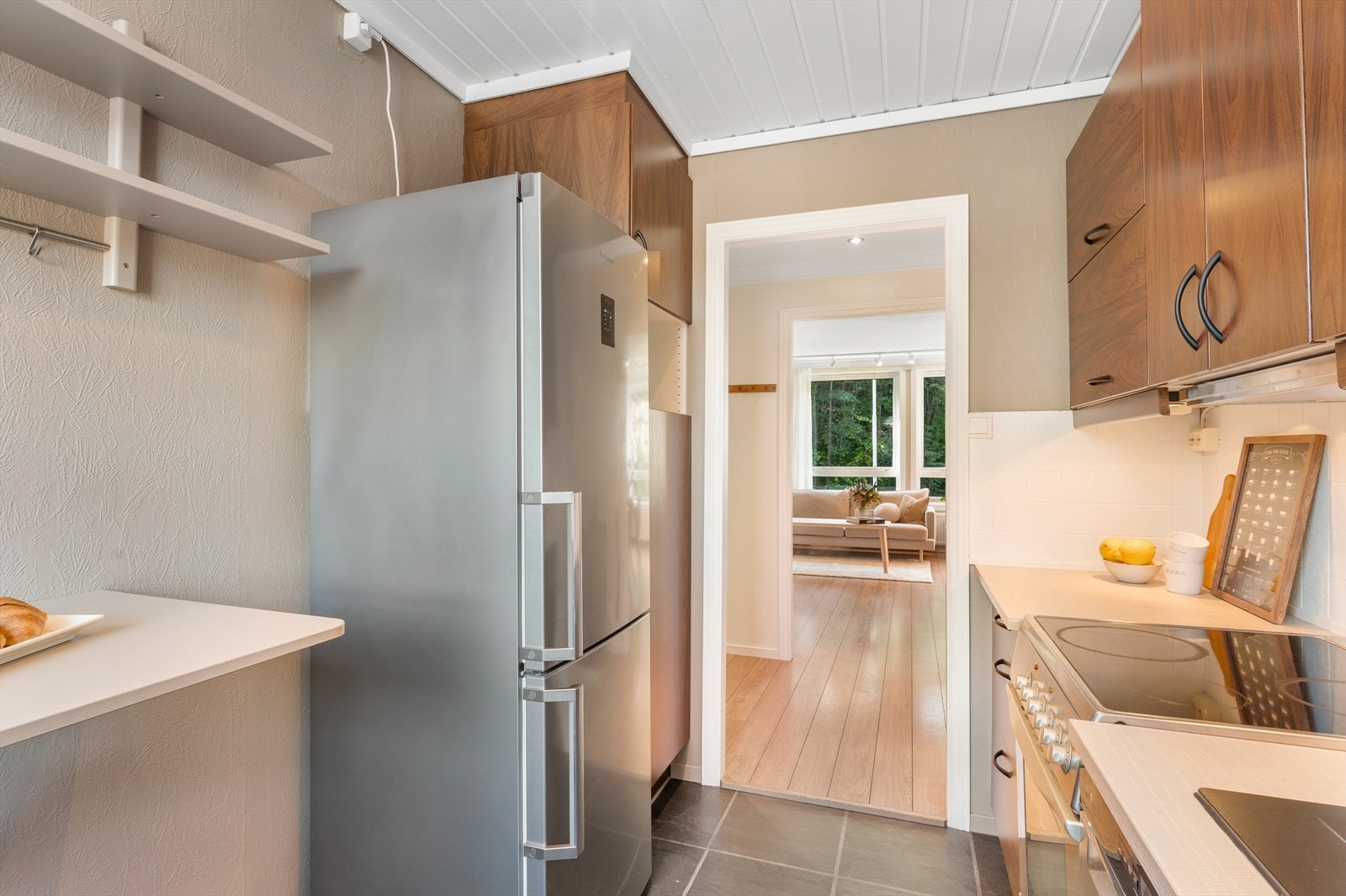 - I 2024 ble kjøkkenfrontene foliert med kontaktplast og backsplashplatene malt - Galleribilde