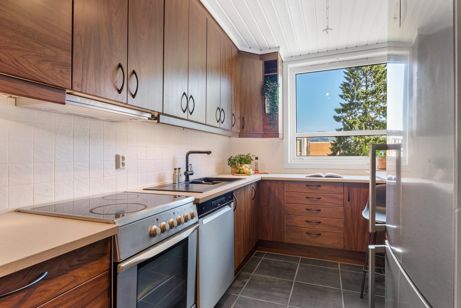 - Kjøkkeninnredning med slette fronter og benkeplate i laminat - Galleribilde