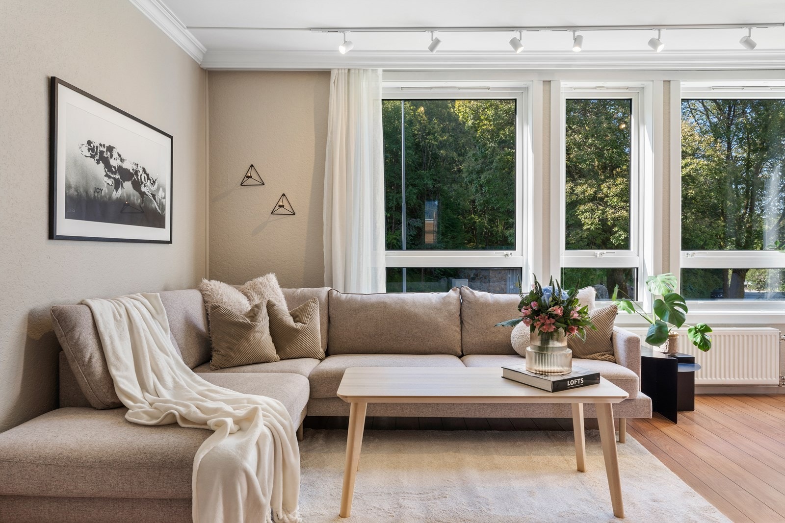 - Her bor du omringet av natur, men likevel med kort gangavstand til alt av service- og fasilitetstilbud ved Oasen senter - Galleribilde