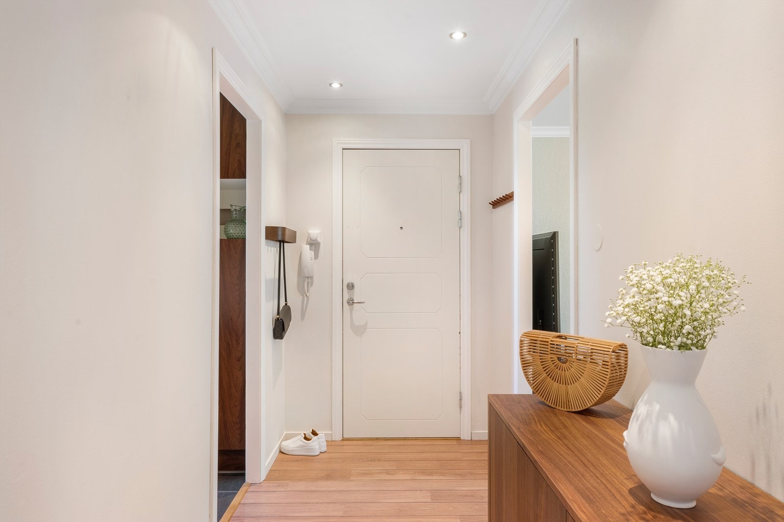 - Her har du god plass til oppbevaringsløsninger til sko og yttertøy - Galleribilde