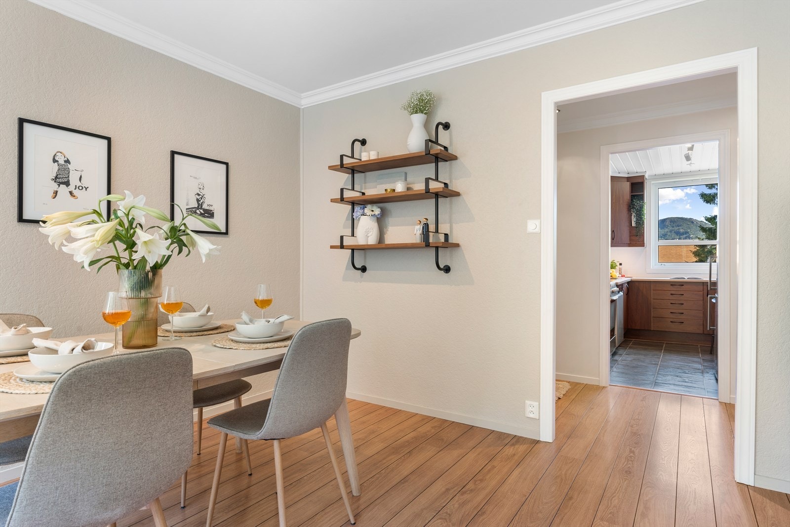 - Stuen måler 24,2m², og har god plass til sofa- og spisegruppe i egne soner - Galleribilde