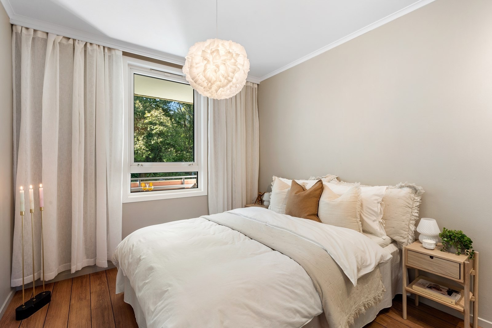 - Innbydende hovedsoverom som måler 11,5m². Merk gardinoppheng som skjules av taklist for et sømløst uttrykk - Galleribilde