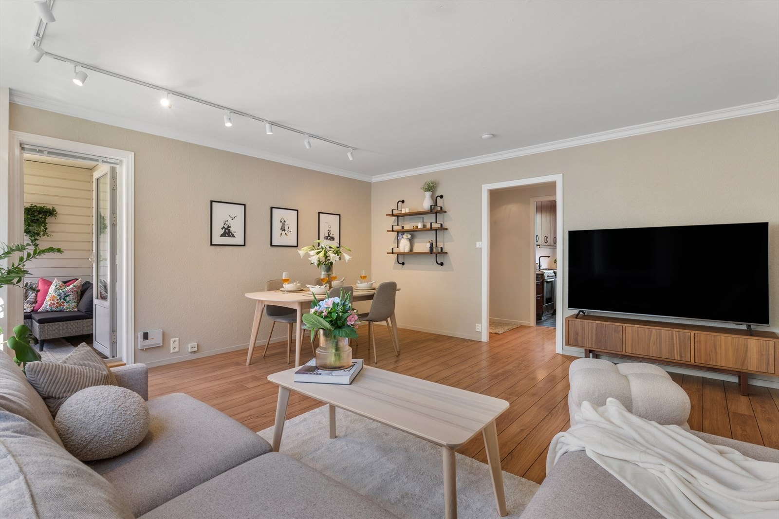 - Stue og gang ble malt i en delikat beigetone i 2023 - Galleribilde