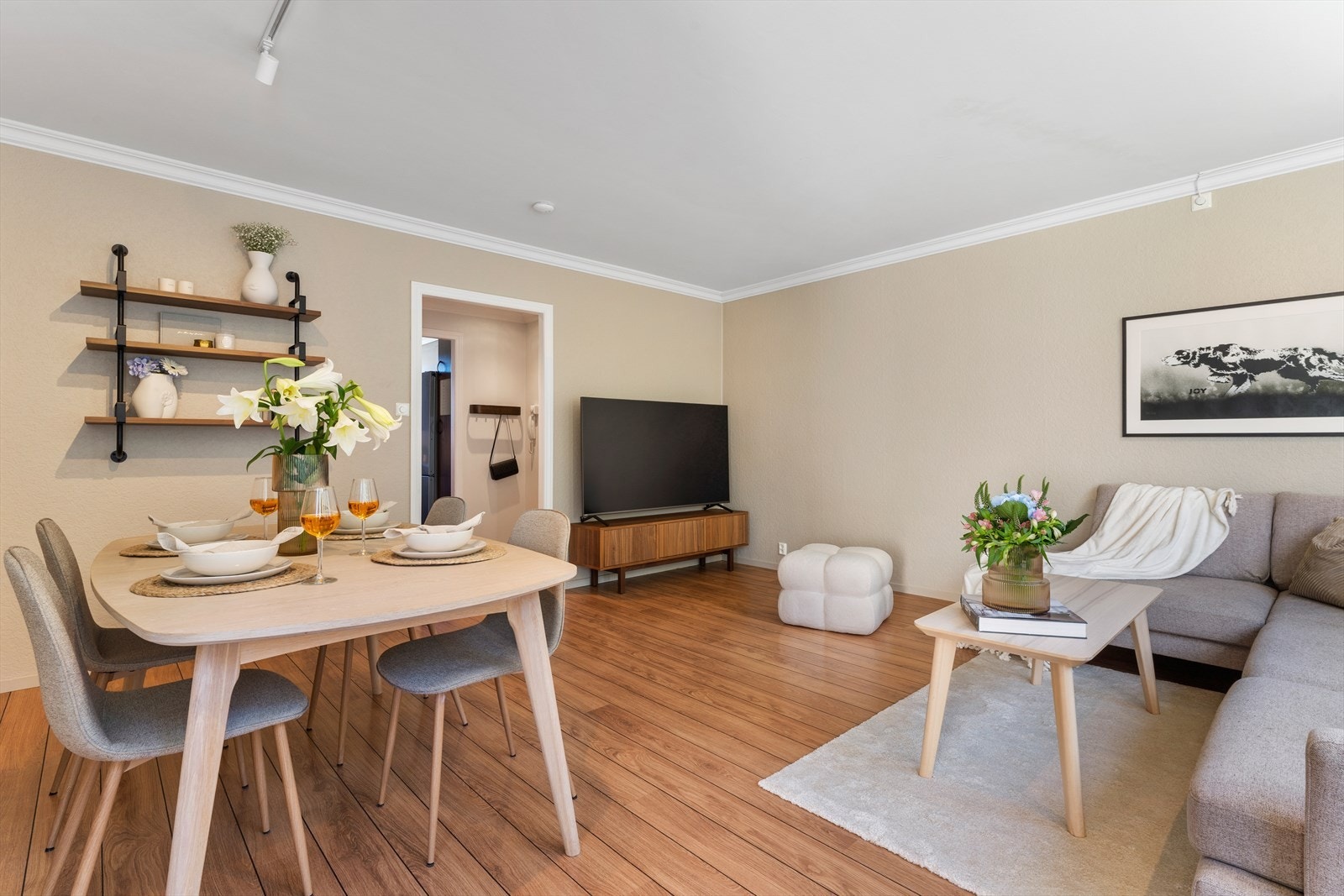 - Innvendig holder leiligheten en gjennomgående svært god og moderne standard - Galleribilde