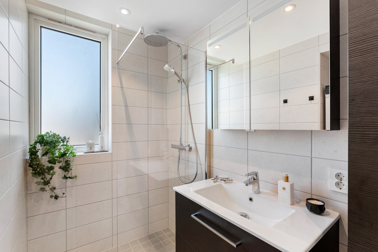 - Regnfallsdusjen bidrar til spafølelsen i eget hjem! Merk downlights i himling og speil med integrert lys - Galleribilde