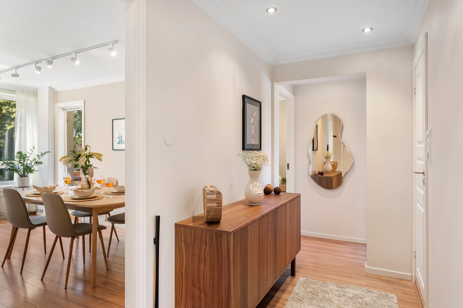 - Entréen måler 6,5m² og gir et flott førsteinntrykk av leiligheten - Galleribilde