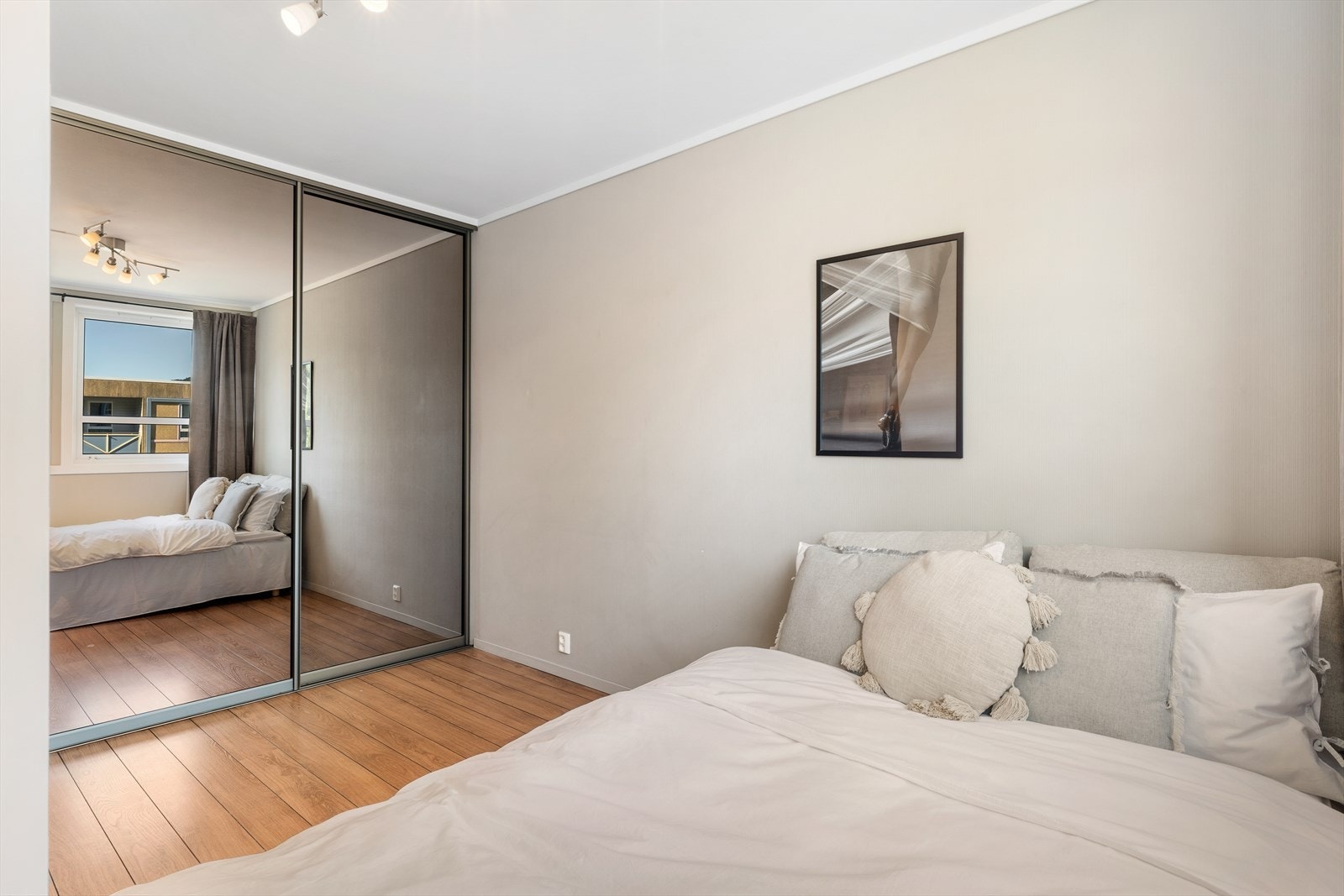 - Også her er det en plassbygd garderobeløsning med god plass til oppbevaring - luksus! - Galleribilde