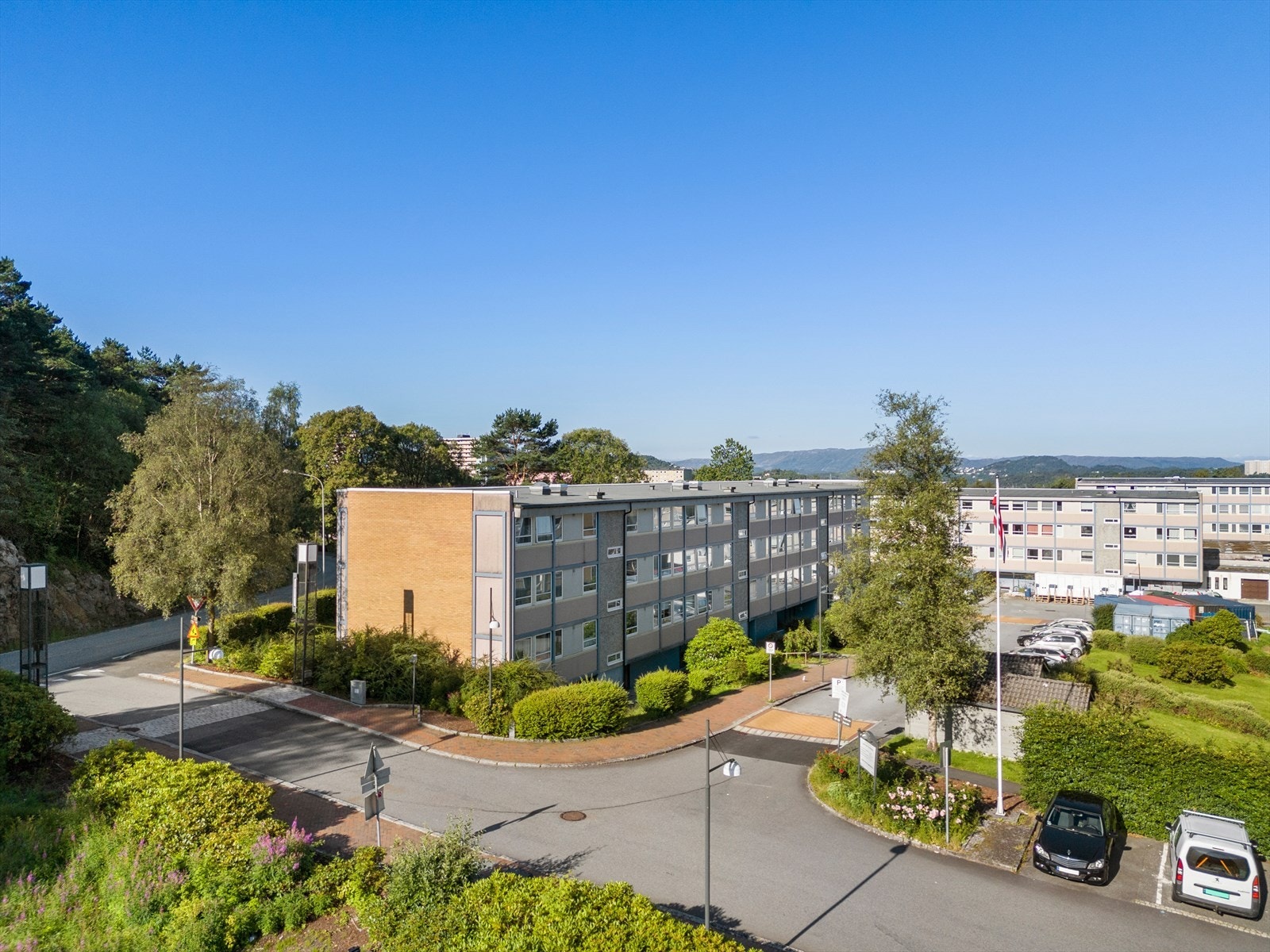 - Mye inkl. i felleskostnadene, bla. varmtvann, sentralvarme og tv/internett (!) - Galleribilde