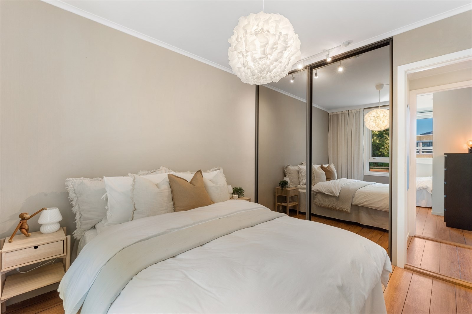 - Romslig, plassbygd garderobeskap med speildører som bidrar til en luftigere romfølelse - Galleribilde