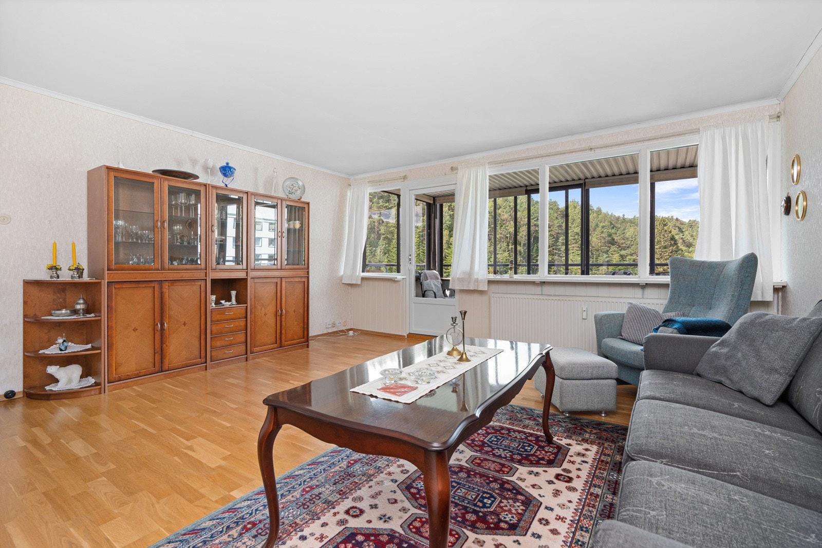 Stue med utgang til den innglassede balkongen - sol til seine kvelden. Galleribilde