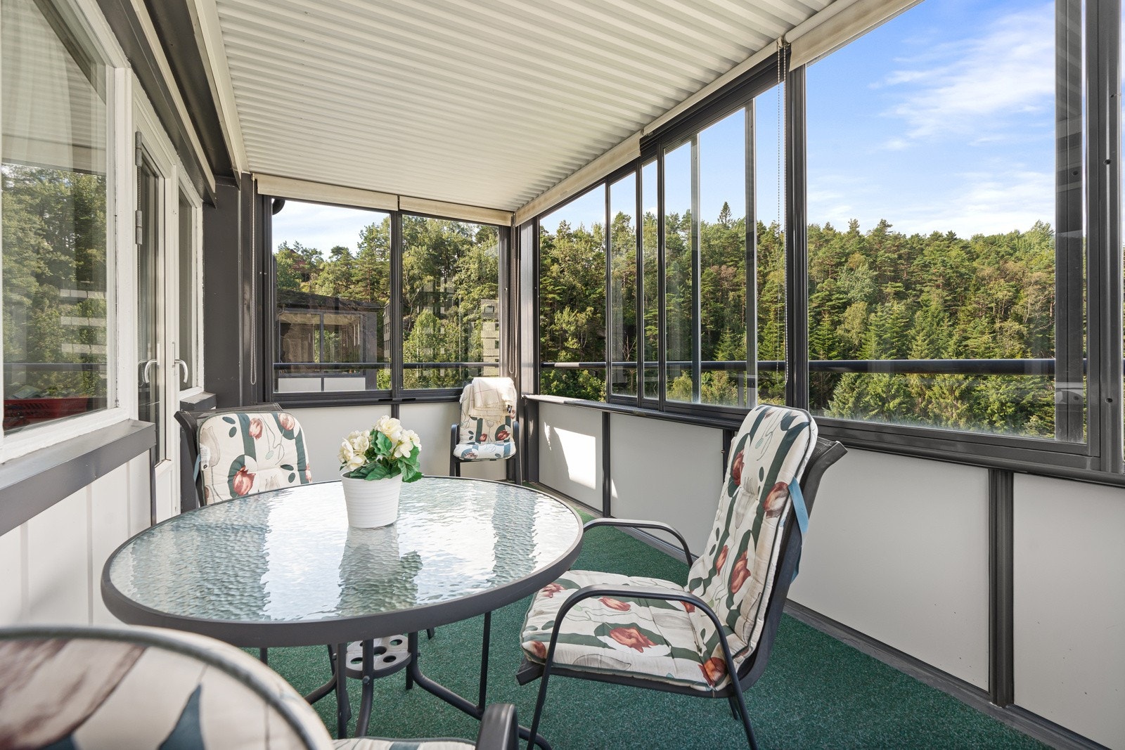 Det er en tilhørende stor innglasset balkong. Galleribilde