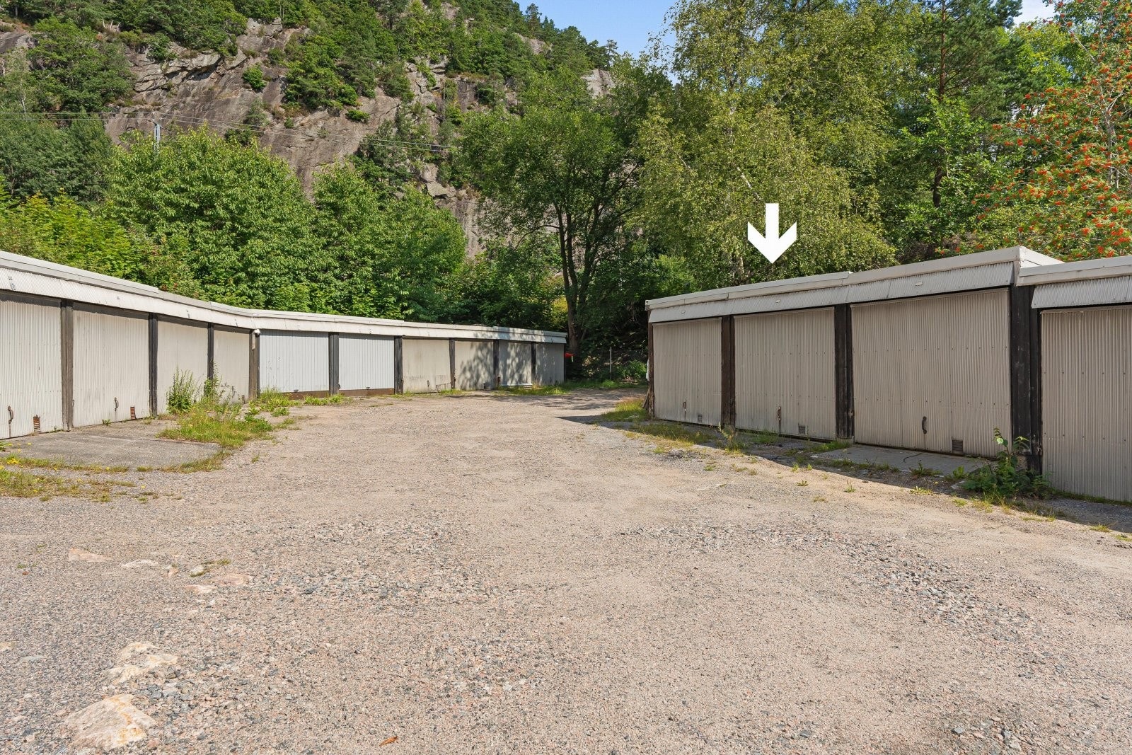 Det er tilhørende garasje i rekke like bortenfor inngangspartiet. Galleribilde