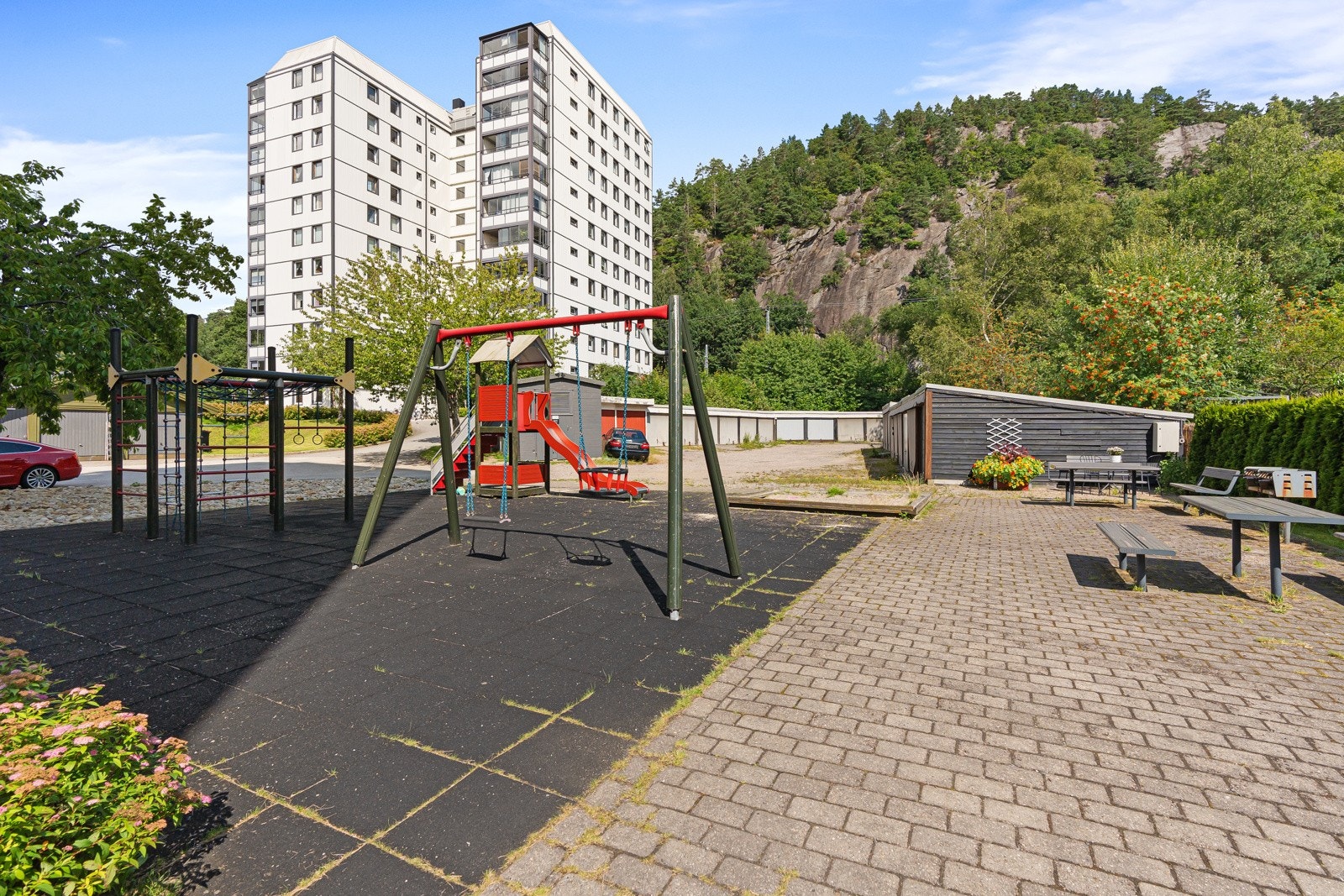 Uteområdet er meget pent opparbeidet. Galleribilde