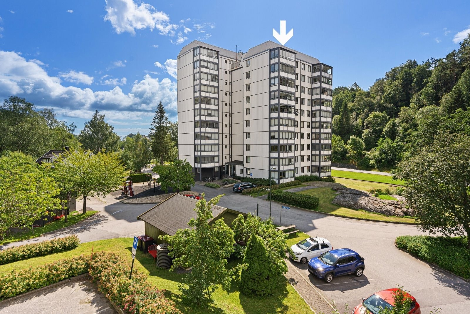 Leiligheten ligger på hjørenet i toppetasjen, heis. Galleribilde