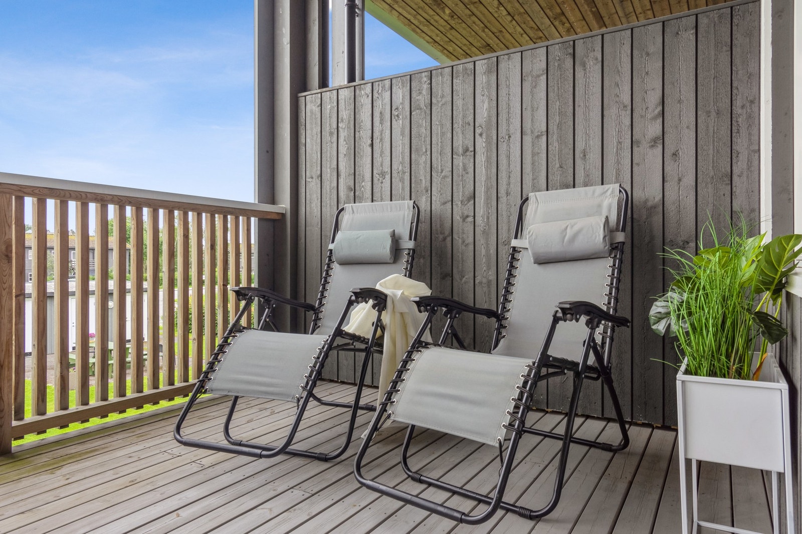 Solrik terrasse med lang solgang. Galleribilde