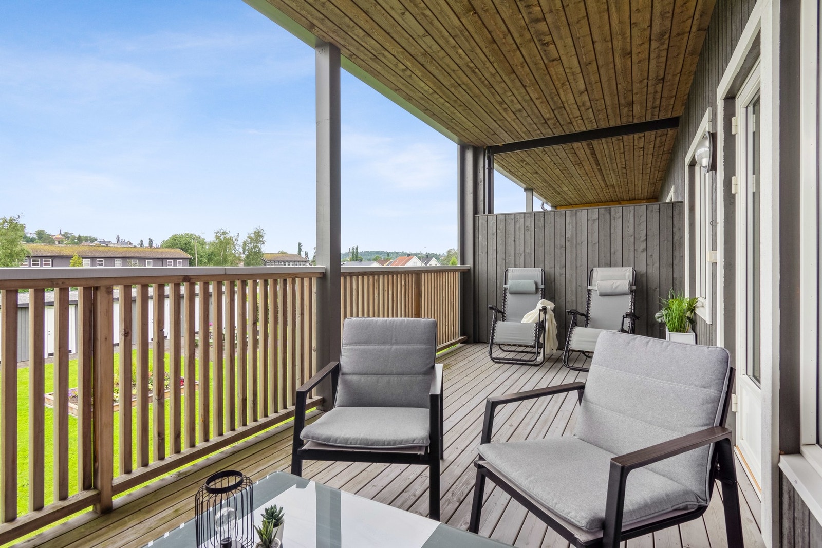 Stor og takoverbygd terrasse med god plass til møblering. Galleribilde