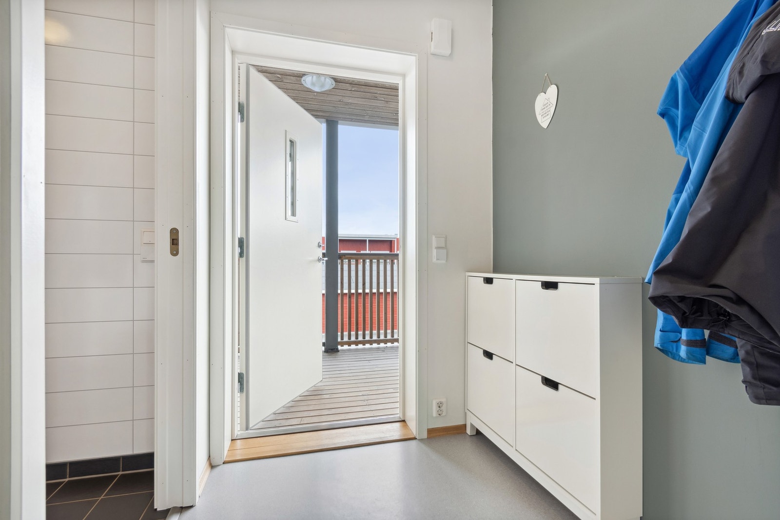 Gang med varme i gulv. God plass for bevaring av sko og klær. Galleribilde