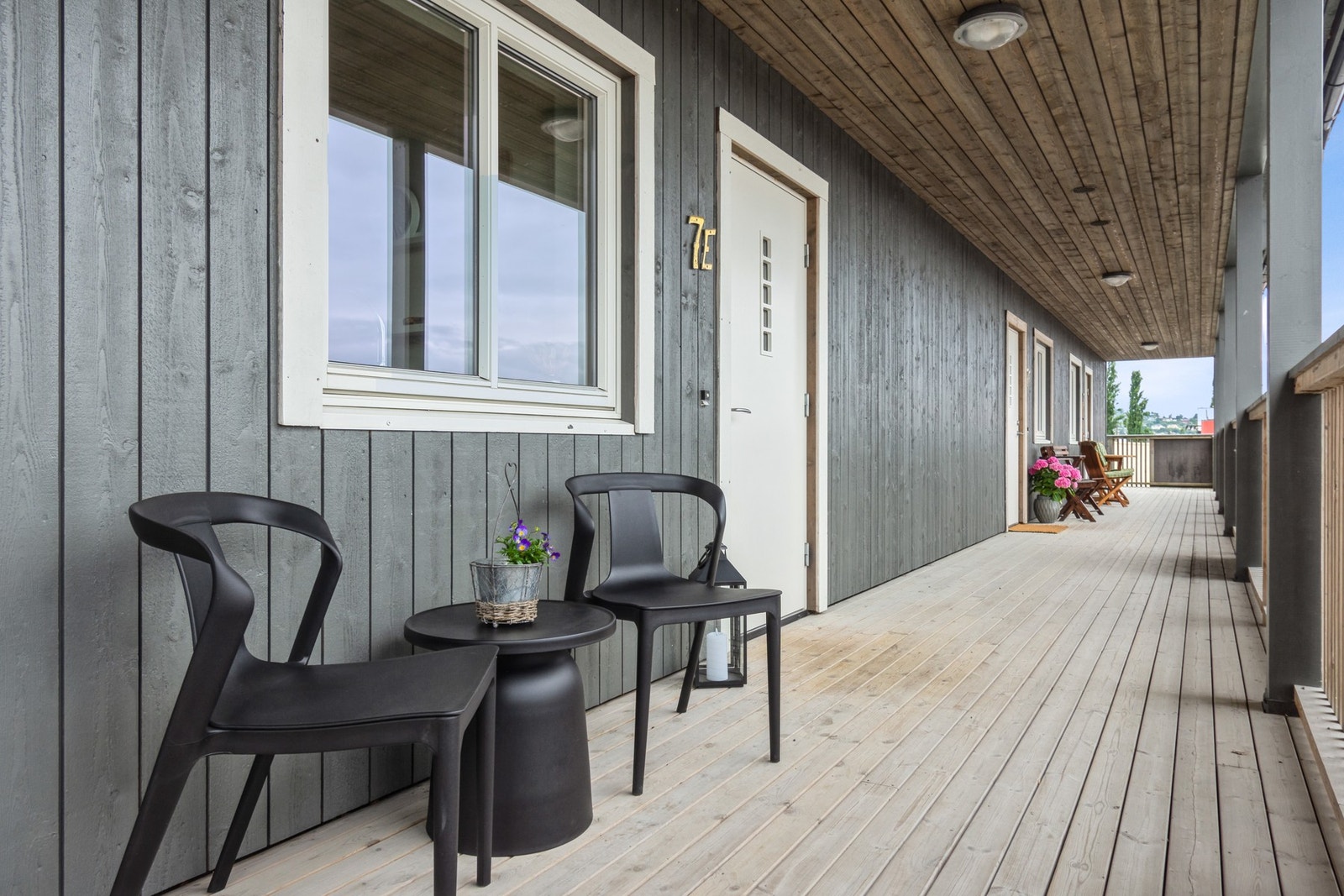 På svalgangen har man plass til stoler og bord. Galleribilde