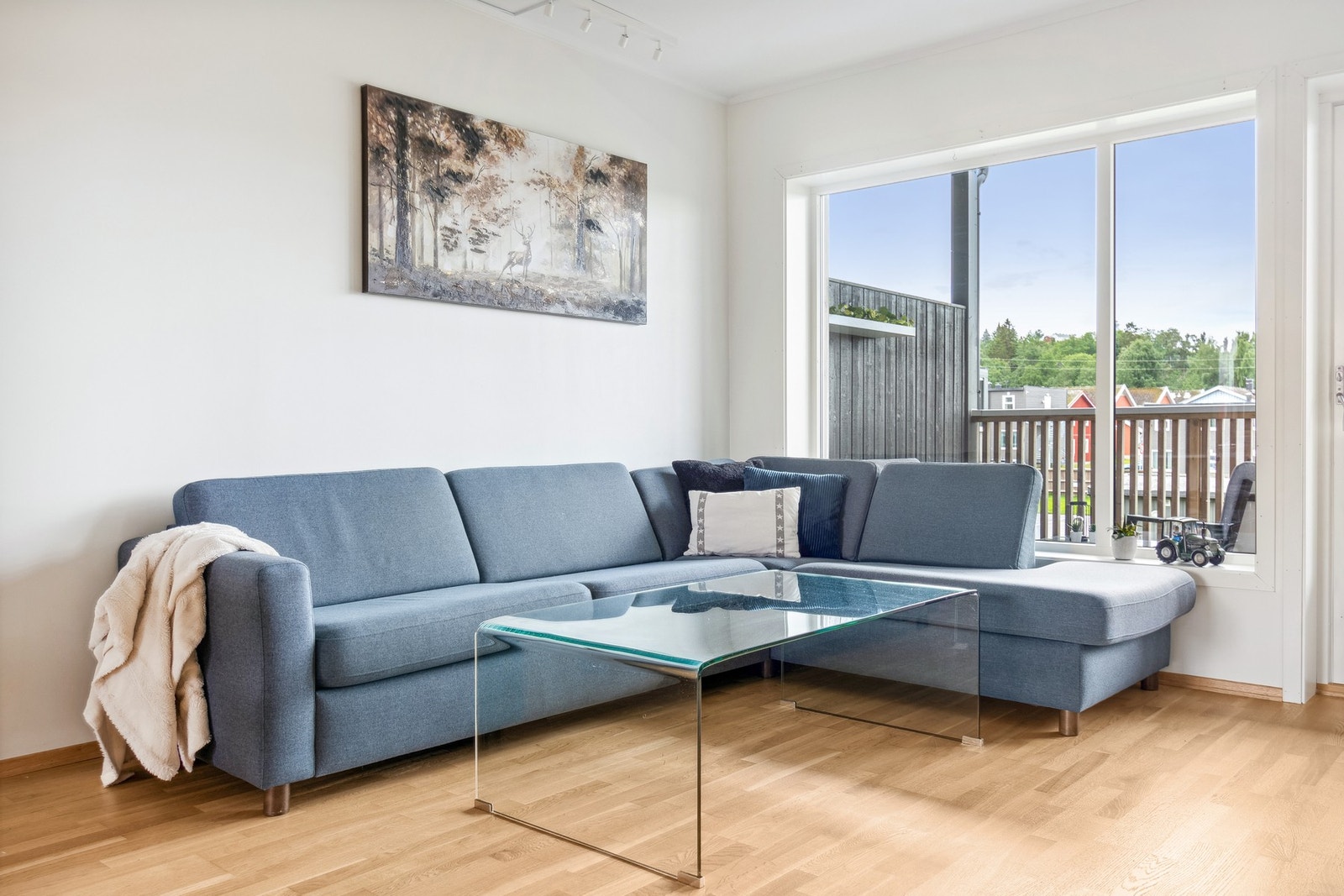 Stuen har god plass til romslig sofa. TV/internett, samt kommunale avgifter er bl.a inkludert i felleskostnadene. Galleribilde
