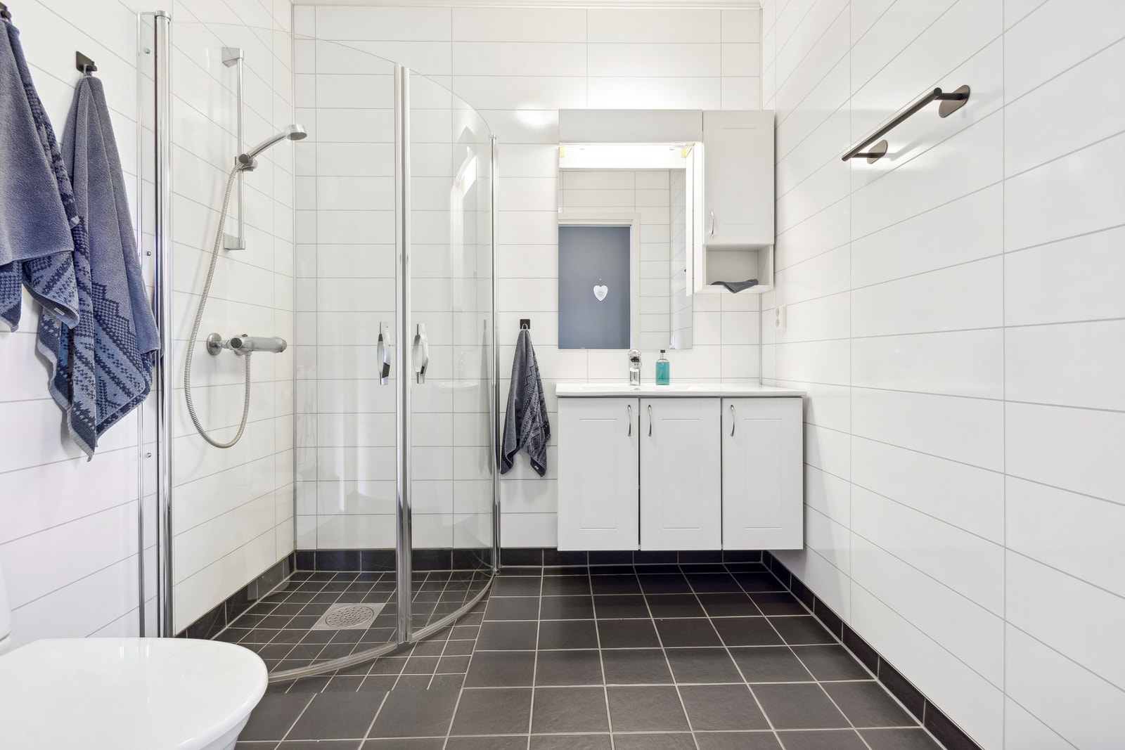 Badet har varme i gulv, samt rikelig med oppbevaringsplass i innredning. Galleribilde