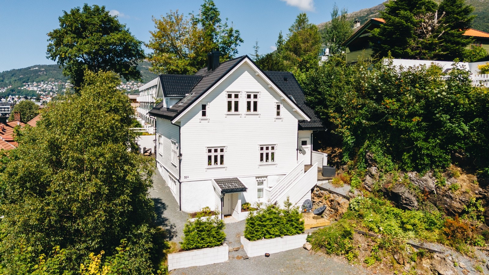 Fin og oppdatert fasade på huset beliggende i et område med gode solforhold. Galleribilde