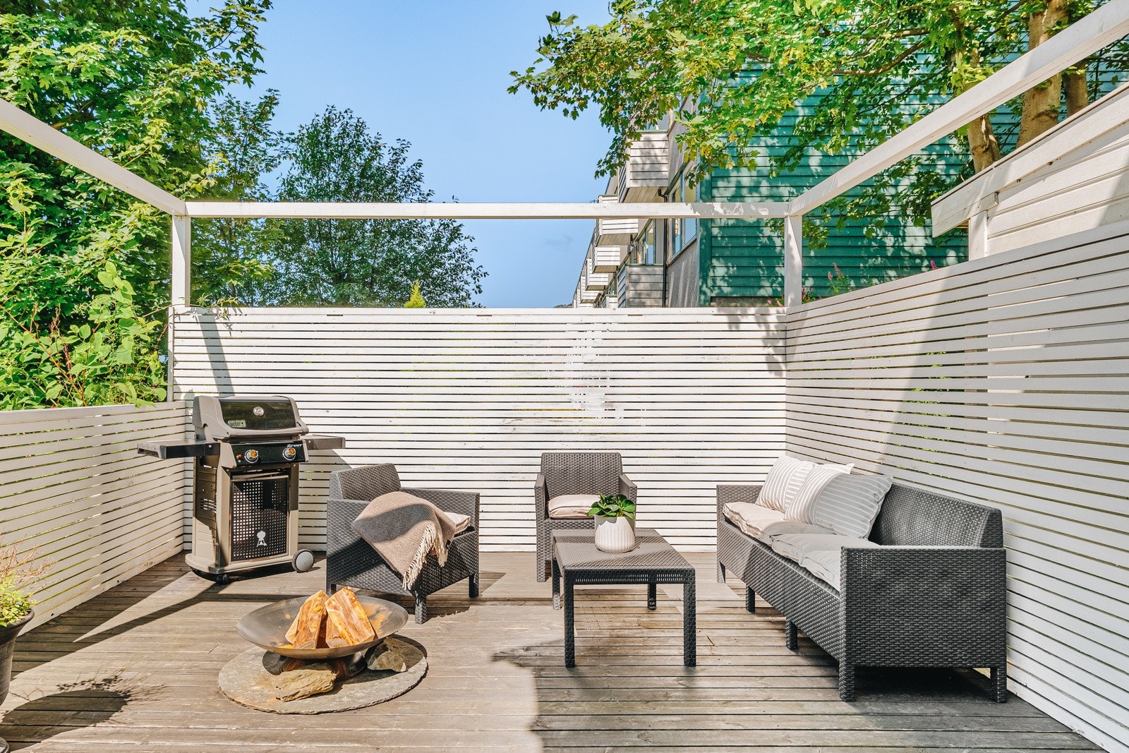 Koselig felles uteplass med god plass til utemøbler! Galleribilde