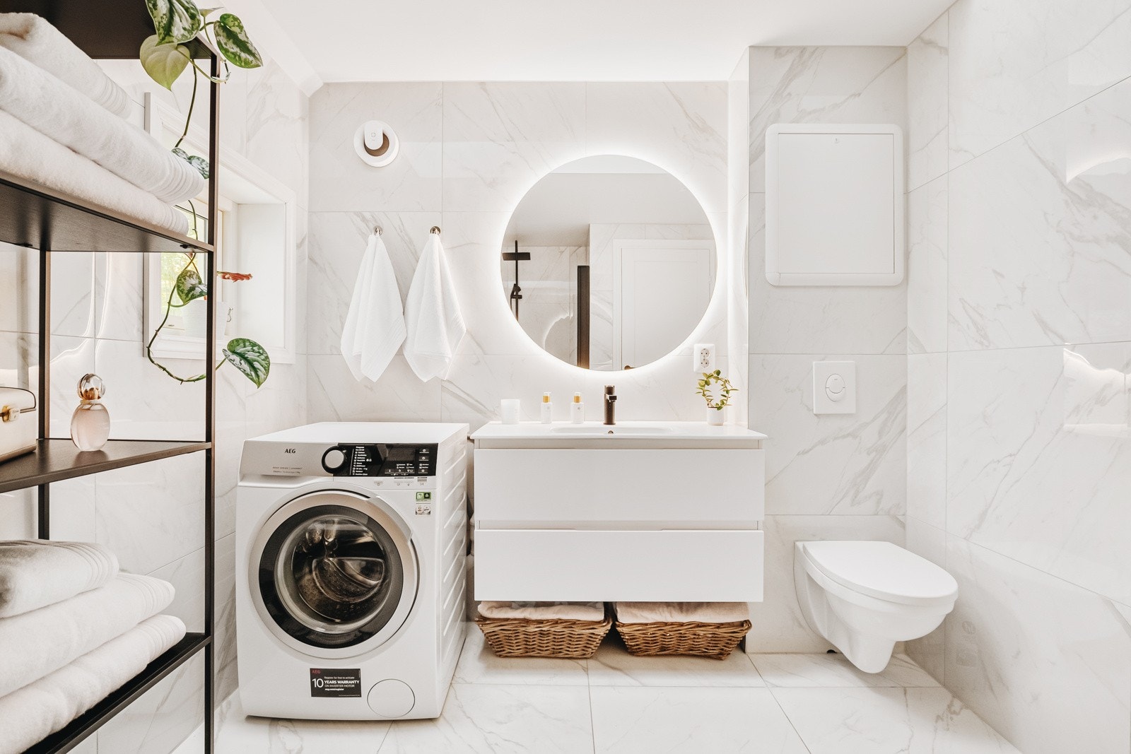 Badet ble totalrenovert i 2019. Badet har godt med lys og plass til vaskemaskin! Galleribilde