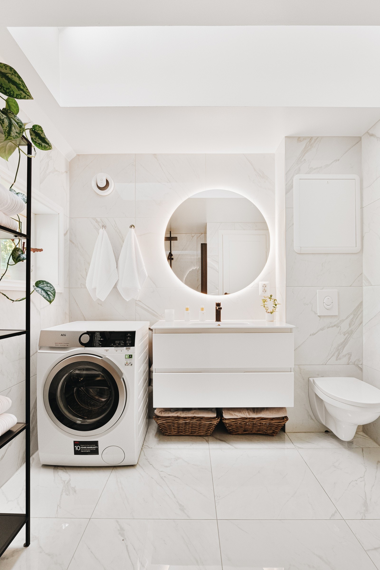 Badet ble totalrenovert i 2019. Badet har godt med lys og plass til vaskemaskin! Galleribilde