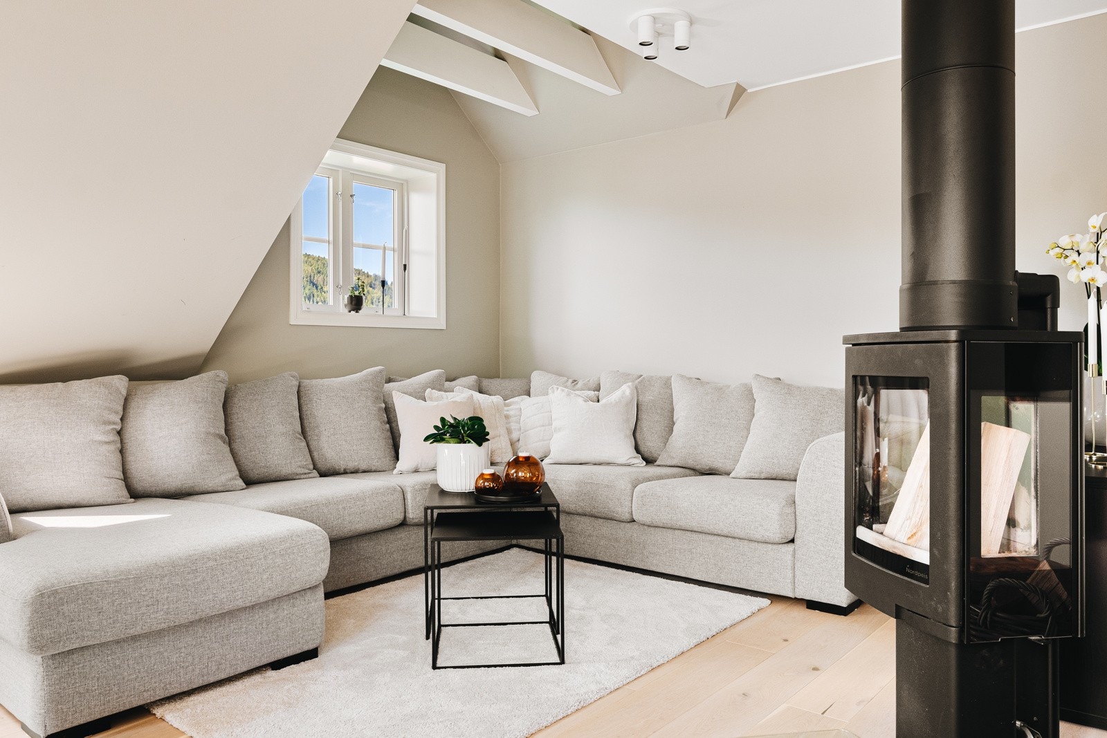 Rikelig med naturlig lys skaper en god atmosfære i stuen! Galleribilde