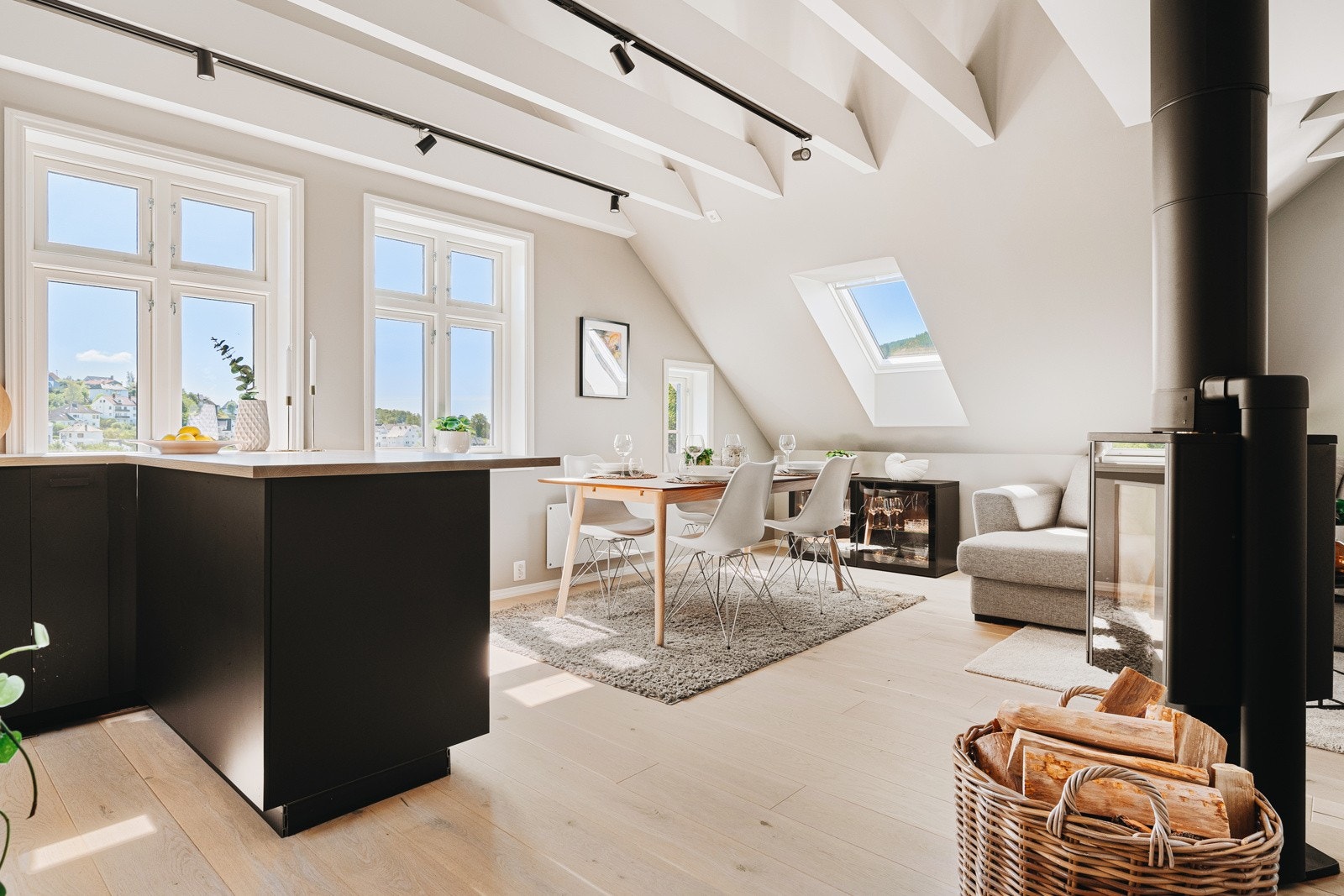 På kalde vintersdager har du en moderne peis som gir rikelig med varme i rommet! Galleribilde